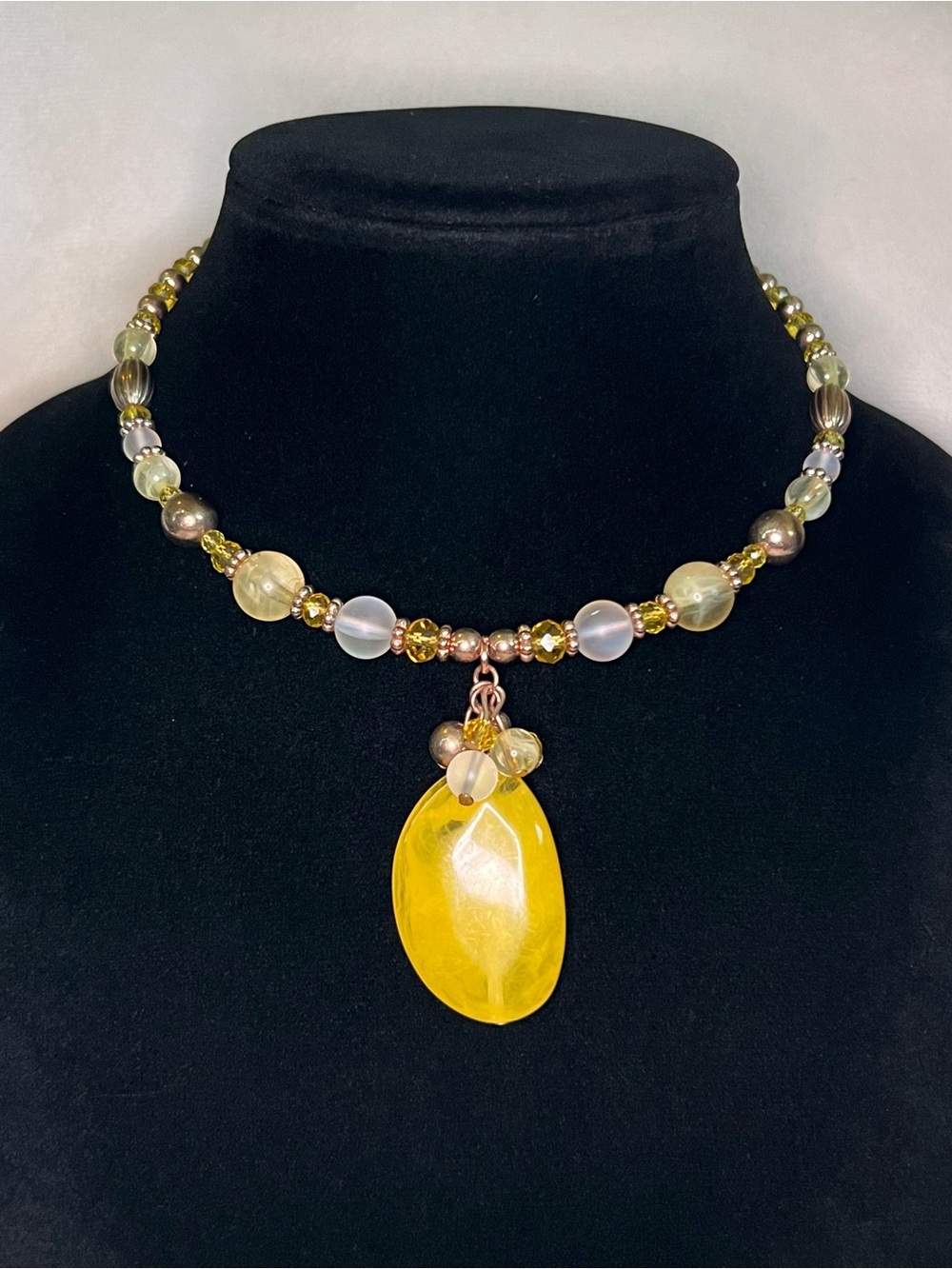 1946 Bright Yellow Pendant Bead Wrap Necklace